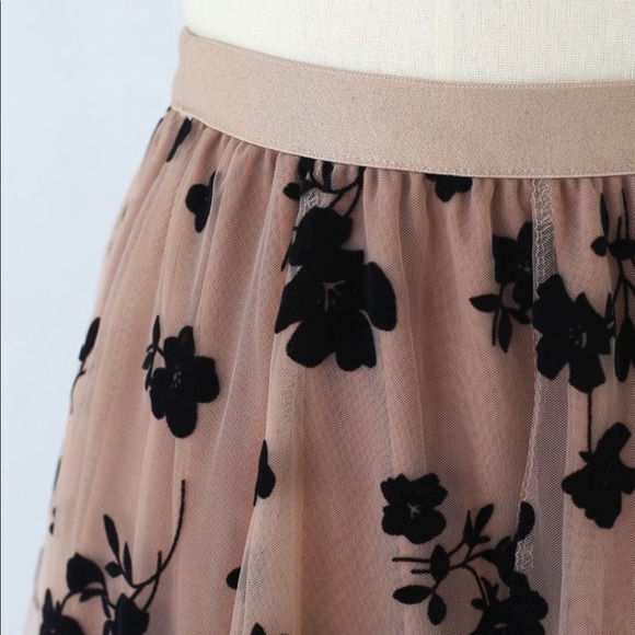 3D POSY DOUBLE-LAYERED MESH MIDI SKIRT IN CARAMEL - Picture 3 of 6